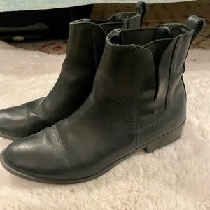 LAST CHANCE- Steve Madden black Naidy Chelsea boot